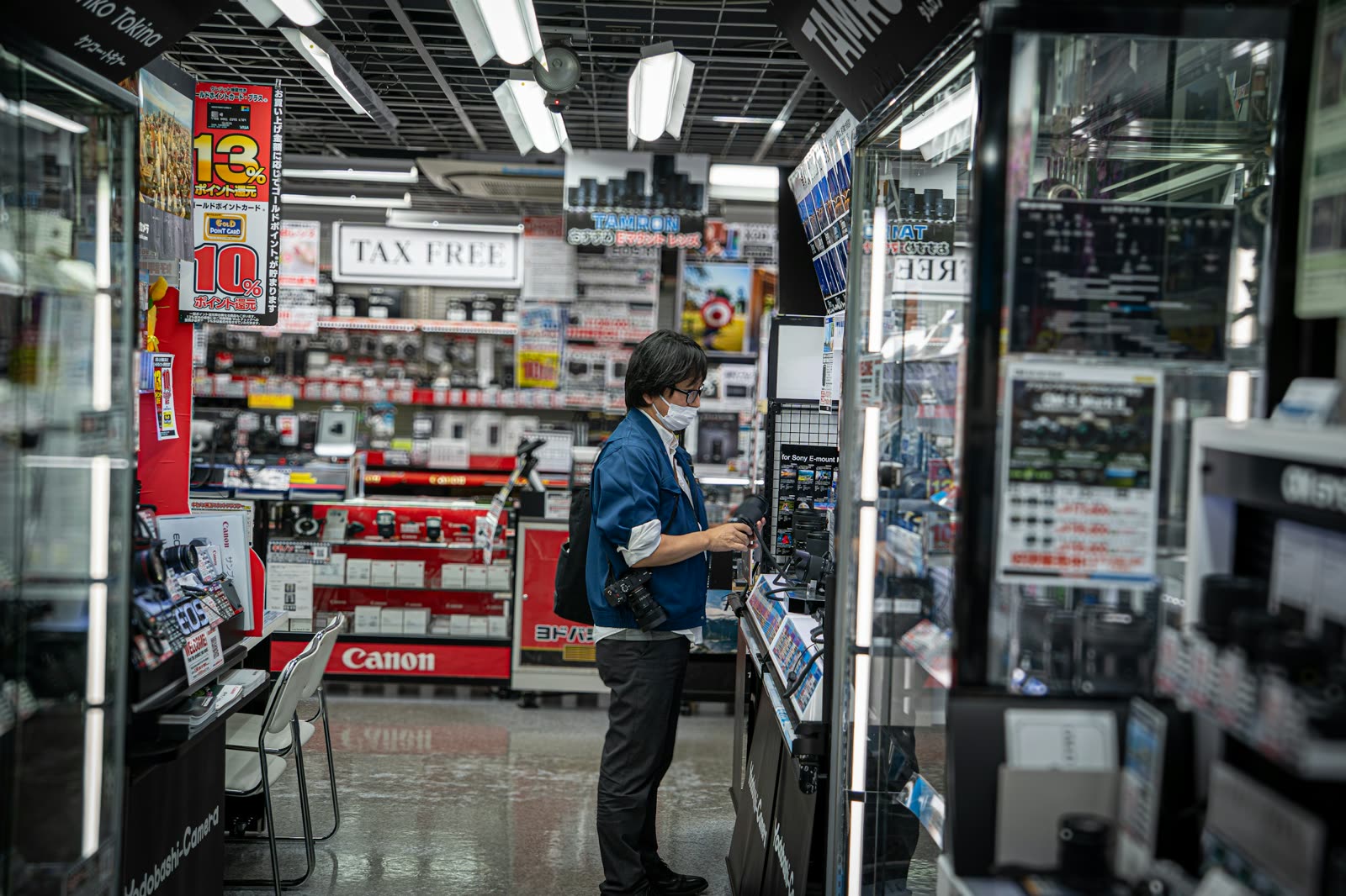 明るい家電量販店の売り場
