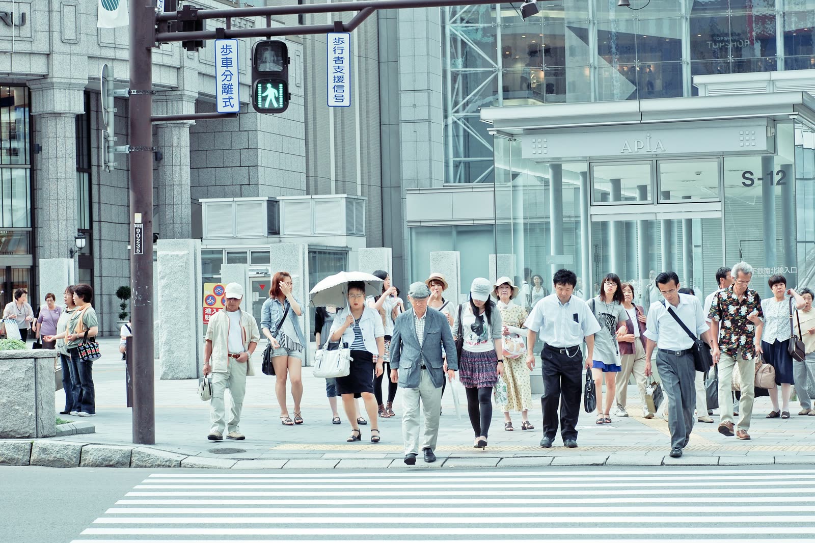 オフィス街の横断歩道を渡る人たち